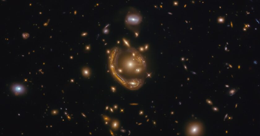Una lente gravitazionale mostra l’anello fuso di Hubble