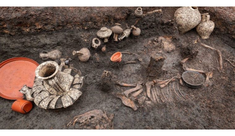 Archeologi scoprono una tomba di un bambino insieme ad un cane con un collare e un campanello