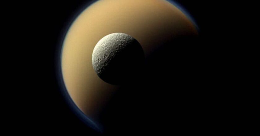 Saturno, il satellite Rea e l’idrazina individuata