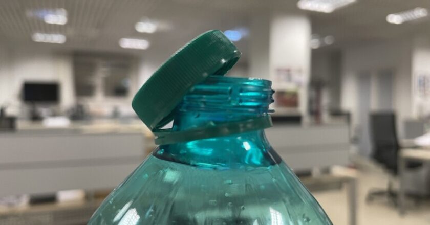 Tappi di plastica che non si staccano dalle bottiglie