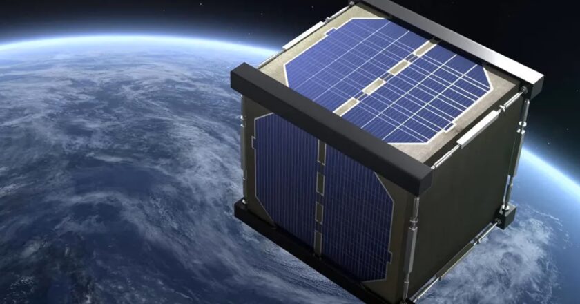 Primo satellite in legno al mondo per eliminare inquinamento spaziale