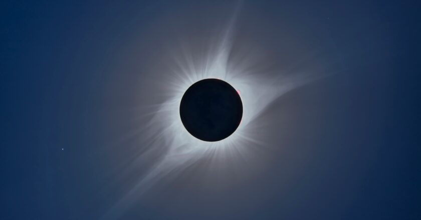 Eclissi solare totale: finalmente sarà visibile tra poche ore